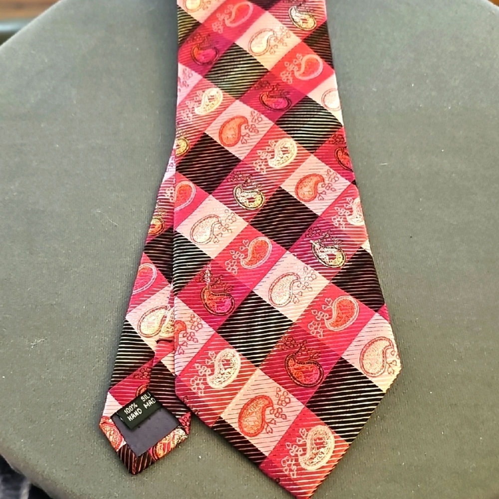 Versailles Piattellu‎ Pink and Red Paisley Tie. Hand Made 100% Silk